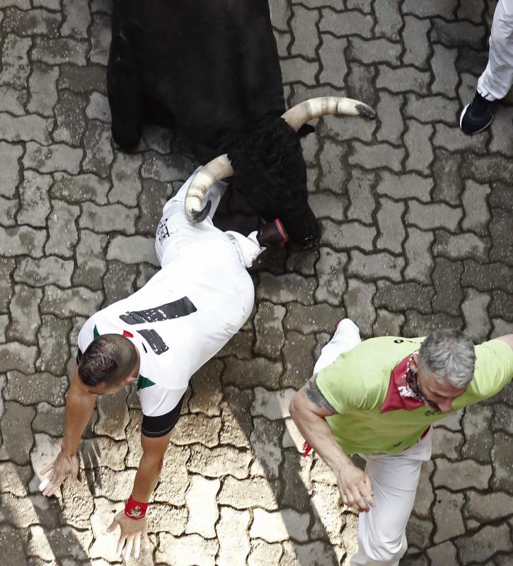 Fotos: Segundo encierro de San Fermín muy veloz y limpio de los toros de Cebada Gago