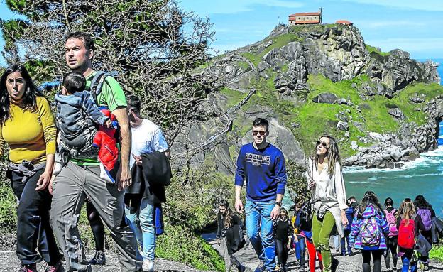 La mayoría de los visitantes sólo para en la zona para subir a la ermita y fotografiar los escenarios que sirvieron de escenario a 'Rocadragón'.