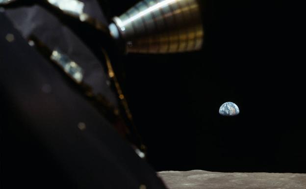 La Tierra, vista desde la Luna, en una imagen tomada desde el módulo lunar.