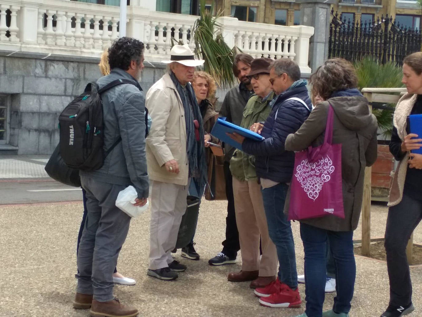 Woody Allen habla con el equipo de rodaje en San Sebastián.