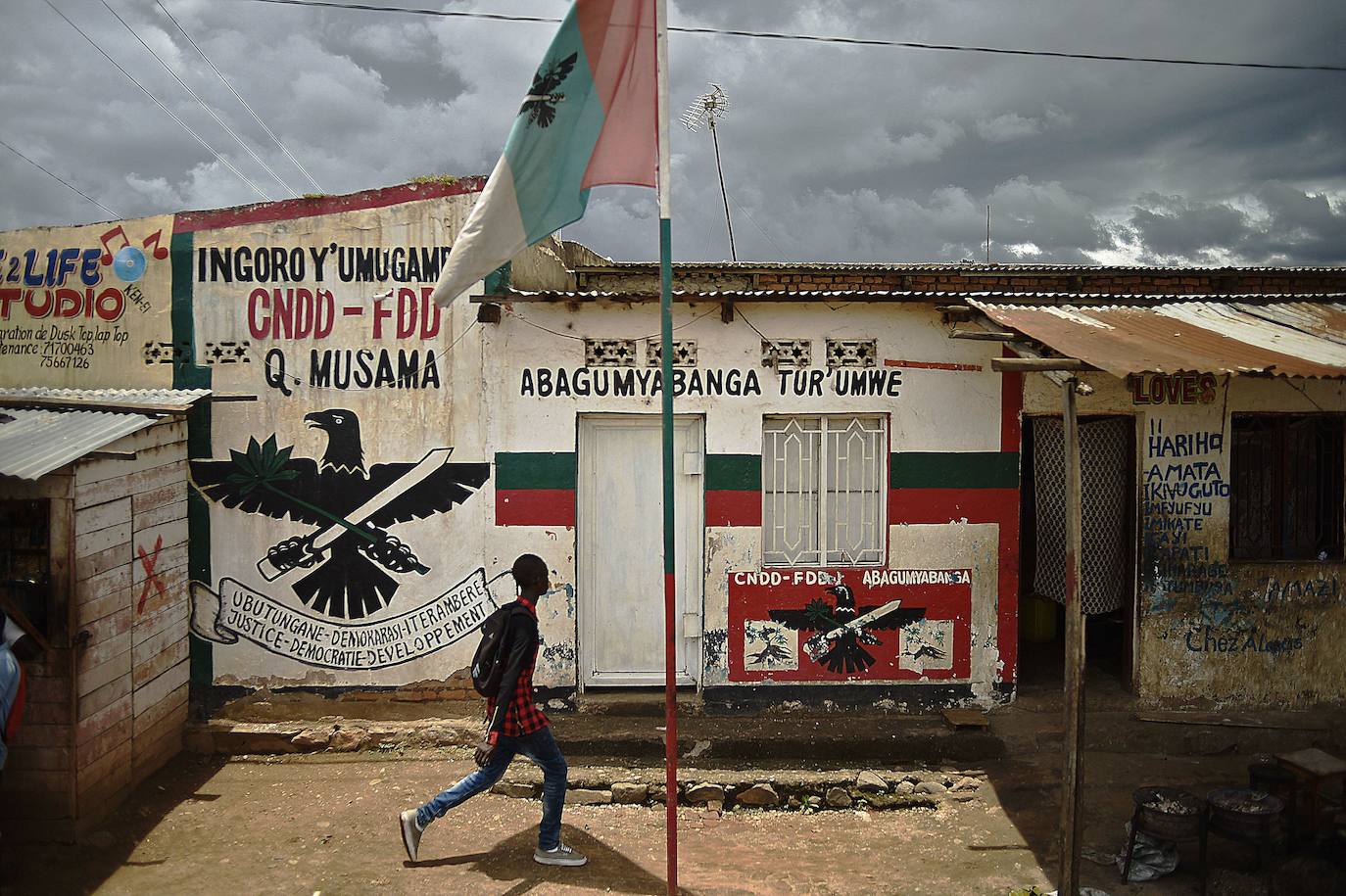 Burundi: se desaconseja el viaje salvo razones de extrema necesidad. Existe riesgo de terrorismo y la seguridad ciudadana es baja, ya que la presencia de armas de fuego es masiva. Además existe riesgo sísmico. Se desaconseja visitar las zonas fronterizas con la RDC (República Democrática del Congo), las provincias Cibitoke y Bubanza, el Parque Nacional de Ruvubu y el Parque Nacional de Kibira.