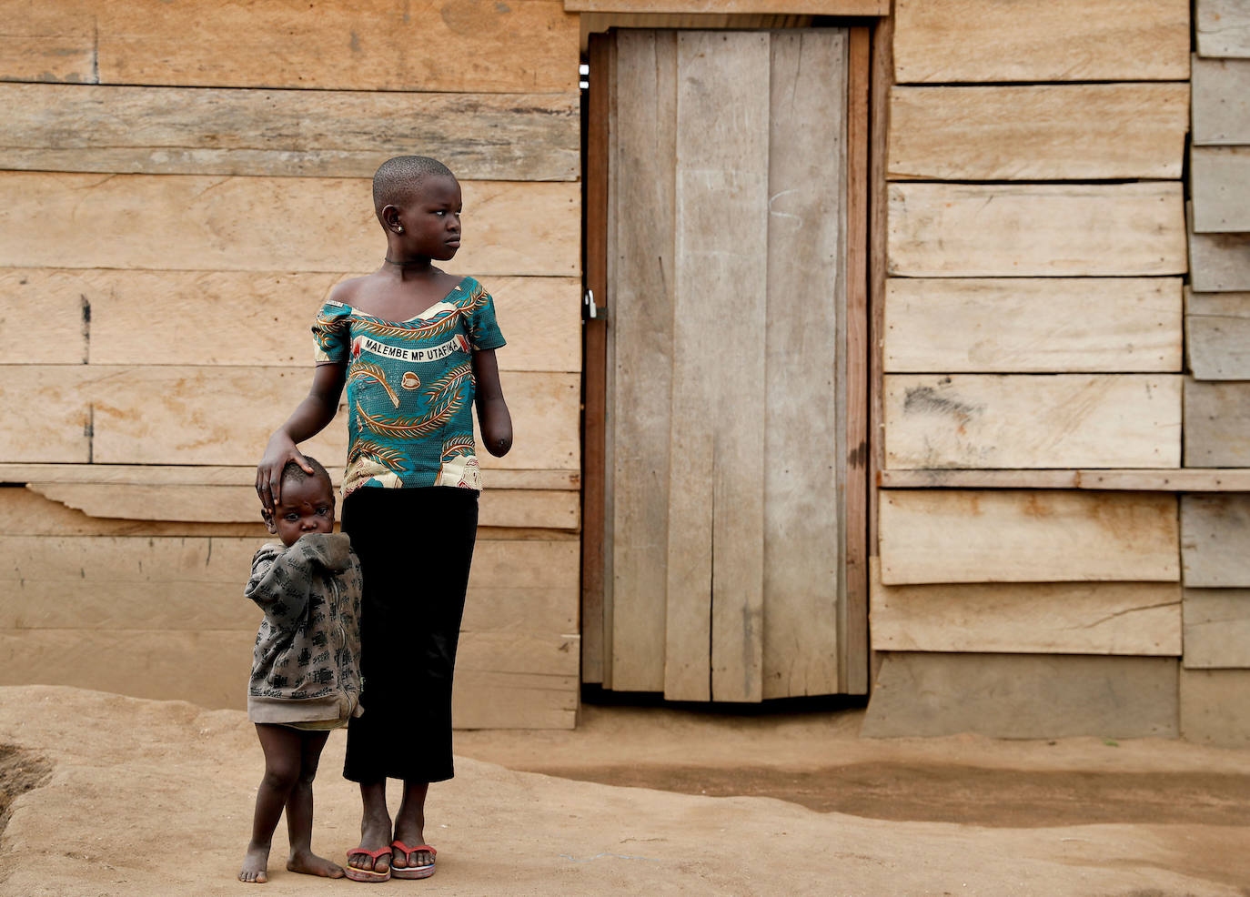 República Democrática del Congo: se desaconseja totalmente el viaje salvo extrema necesidad ya que la situación de seguridad de todo el país es extremadamente frágil. En todo caso deberá evitarse el este del país, el centro y la provincia de Mai-Ndombe.