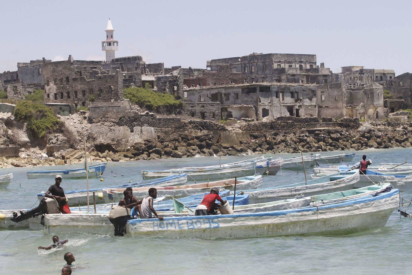 Somalia: se desaconseja el viaje bajo cualquier circunstancia, ya que todo el país y sus aguas aledañas son zonas de riesgo alto por la proliferación de los secuestros y los continuos enfrentamientos armados. Se desaconseja por completo cualquier actividad marítima, ya sea pesquera o de recreo.