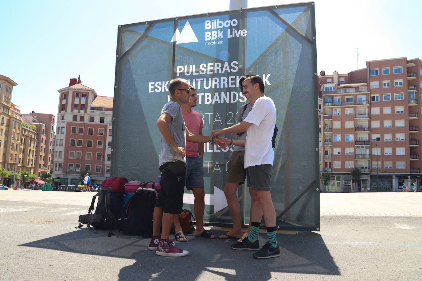 Fotos: Llegan a Bilbao los primeros festivaleros del BBK Live 2019