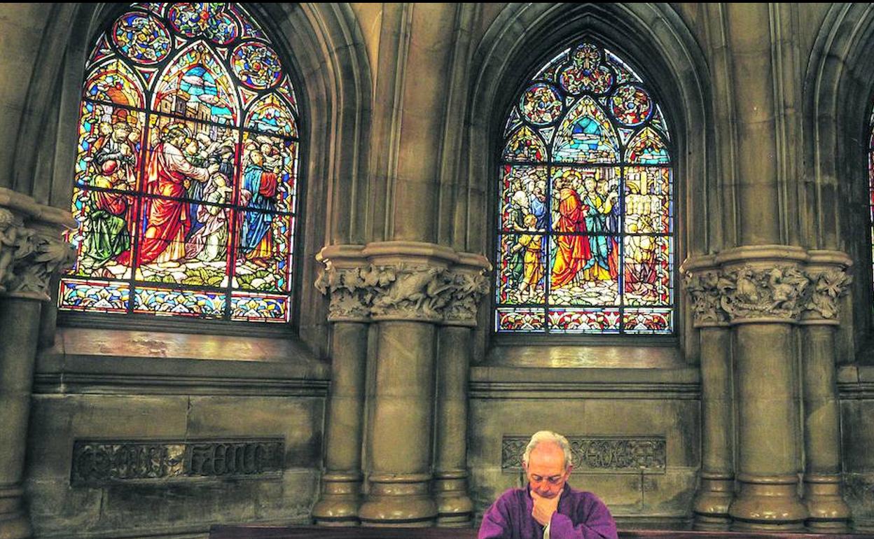 Las vidrieras de la cripta, en el subsuelo de la catedral y a la altura del ojo humano, se prestan mejor a la contemplación por el visitante.