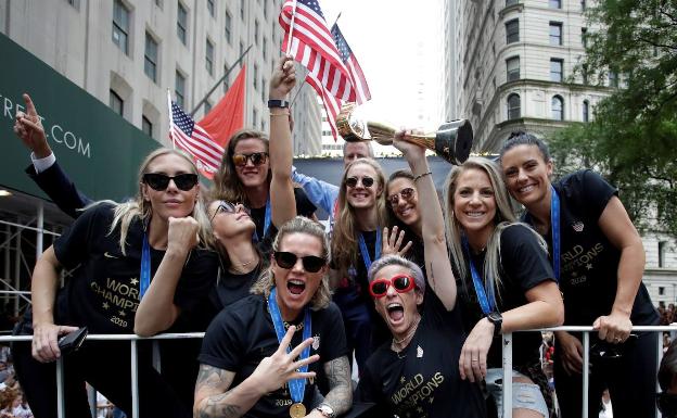 Imagen principal - Nueva York recibe con un baño de masas a las campeonas del mundo