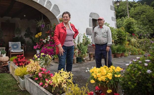 Bego Garate y Félix Legarreta, en su casa de Nabarniz.