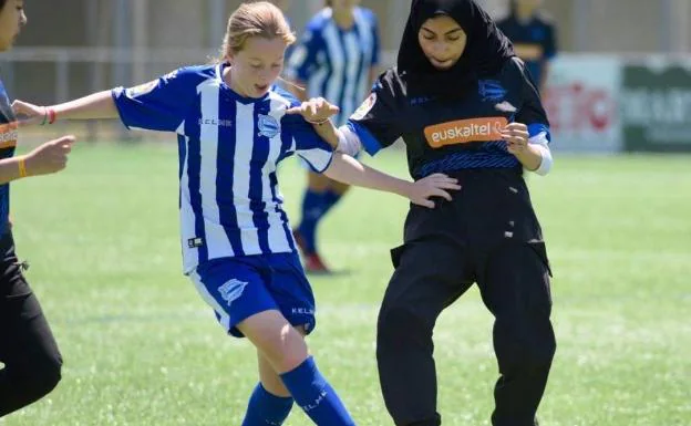 Una jugadora palestina con el escudo y los colores del Alavés. 