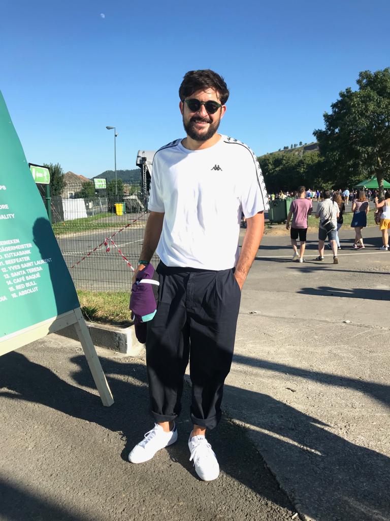 Xabi Fernández, bilbaíno de 25 años, lleva una camisa que le costó un euro y compró en el mercadillo de Zorrozaurre. Los pantalones se los regalaron unos colegas.