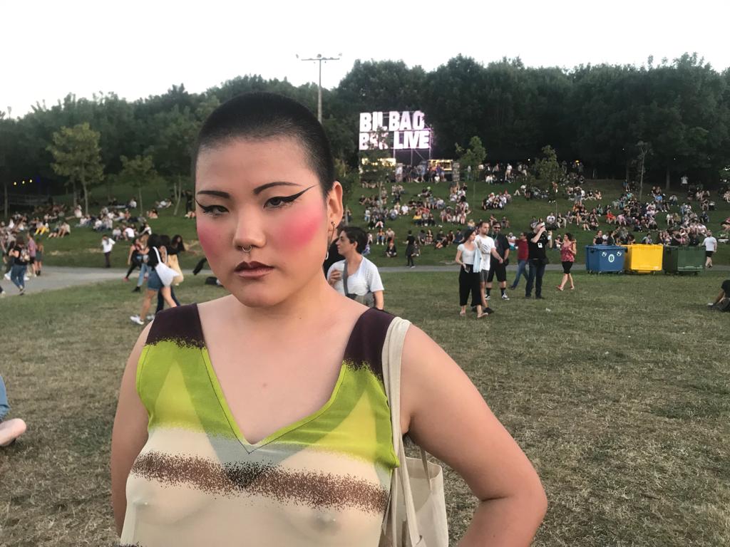 Leo Ping, de 21 años y de Eibar, es estudiante de fotografía y es el tercer año que viene. Lleva un vestido semitransparente de su tía. Además, su maquillaje suma muchos puntos al look.