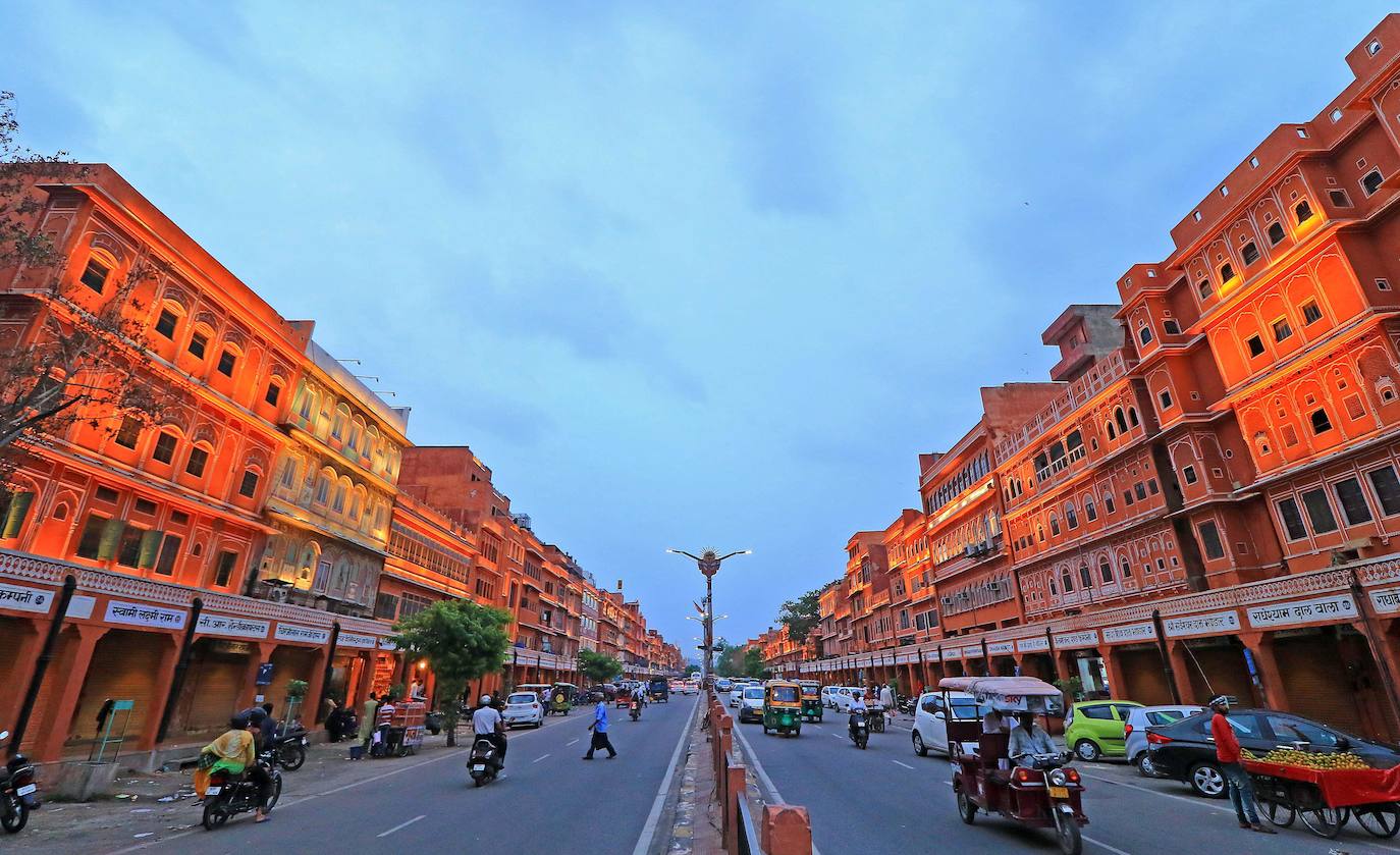 Jaipur. Esta ciudad, en el estado indio de Rajastán, es conocida por su planificación urbana del siglo XVIII y sus iconos arquitectónicos de Rajput-Mogol que incluyen monumentos como el Palacio de la Ciudad, Hawa Mahal y el sitio de Patrimonio Mundial de Jantar Mantar, junto con diversos bazares históricos. Está confinada en un área de dos kilómetros cuadrados dentro de una muralla bien definida y nueve puertas.