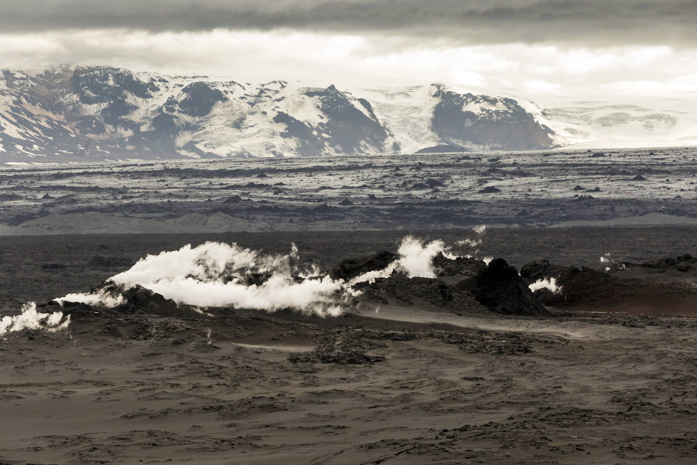 Parque Vatnajökull. El Parque Nacional Vatnajökull de Islandia es un territorio natural en el que se mezclan volcanes y glaciares y que se erige como el mayor parque nacional de Europa. El sitio protegido es de unos 14.500 km2 (14% del territorio islandés). Solo el glaciar recubre algo más de la mitad del parque nacional. Es, además, el punto más elevado de Islandia con sus 2.110 metros.