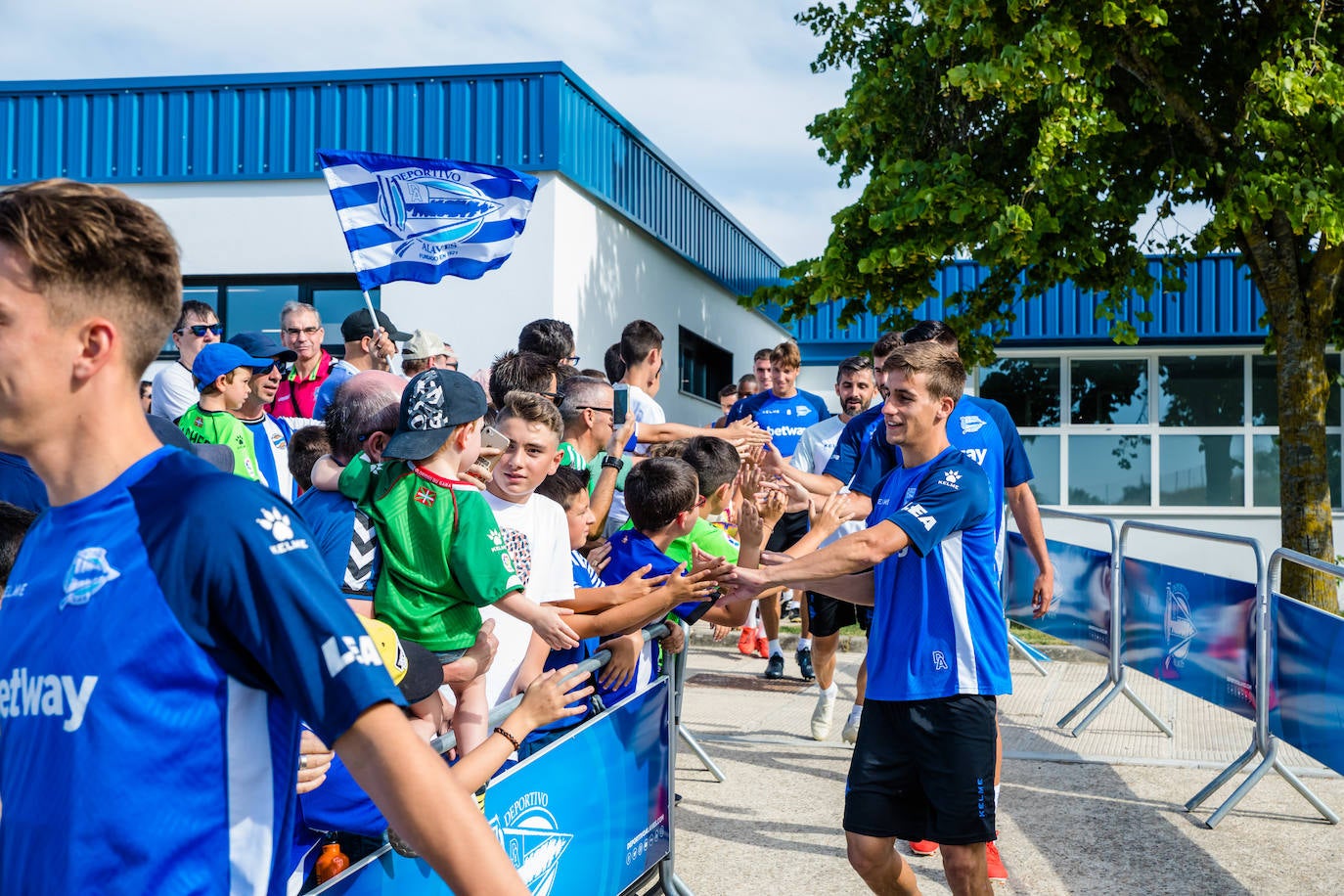 La sesión sirvió para que la hinchada conociera de primera mano a la nueva plantilla albiazul