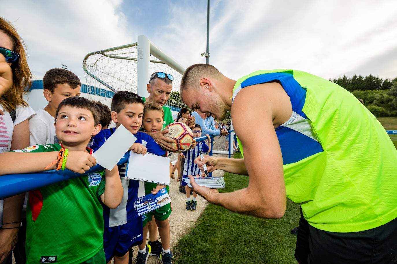 La sesión sirvió para que la hinchada conociera de primera mano a la nueva plantilla albiazul