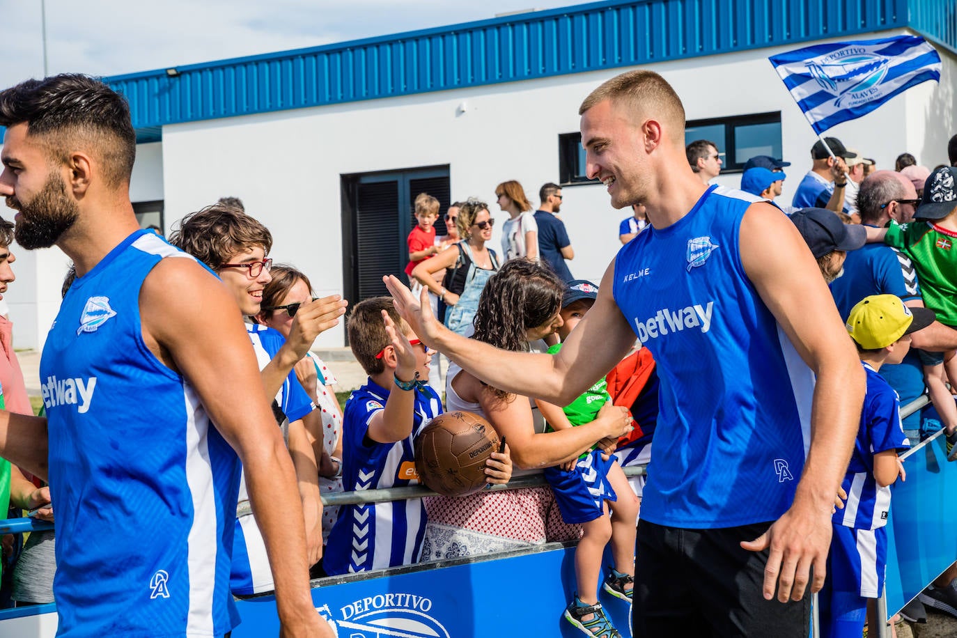 La sesión sirvió para que la hinchada conociera de primera mano a la nueva plantilla albiazul