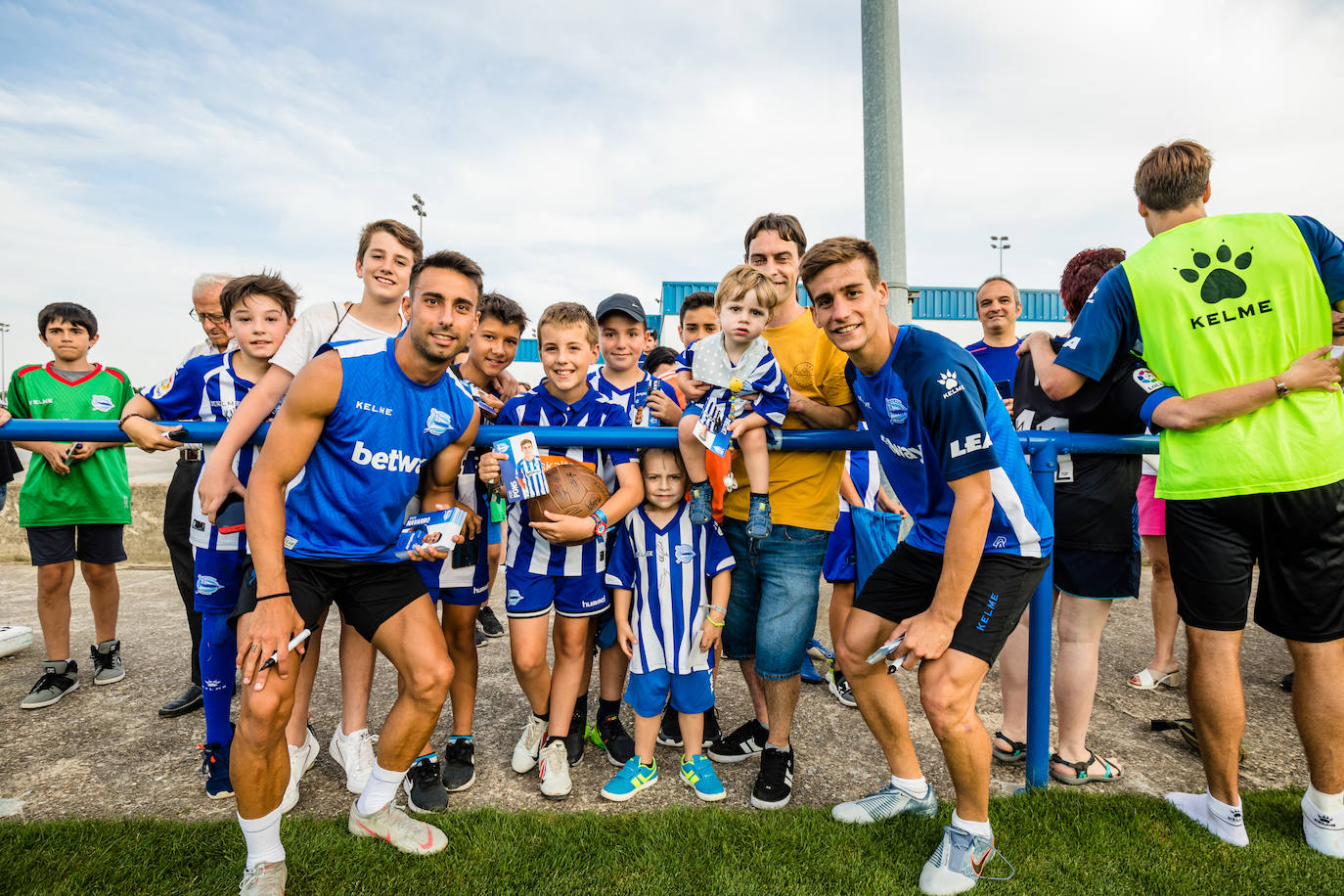 La sesión sirvió para que la hinchada conociera de primera mano a la nueva plantilla albiazul