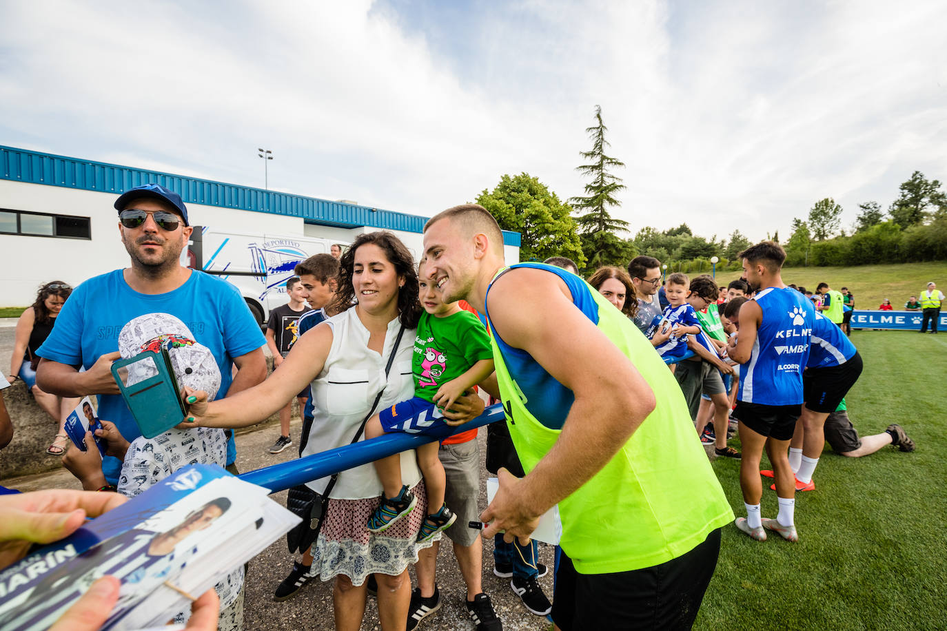 La sesión sirvió para que la hinchada conociera de primera mano a la nueva plantilla albiazul