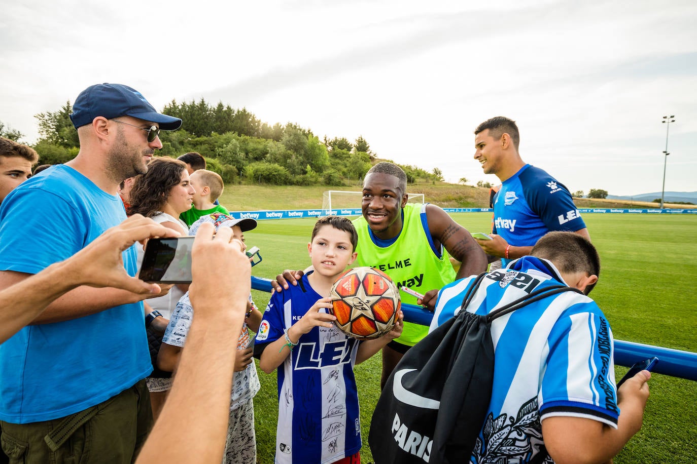 La sesión sirvió para que la hinchada conociera de primera mano a la nueva plantilla albiazul