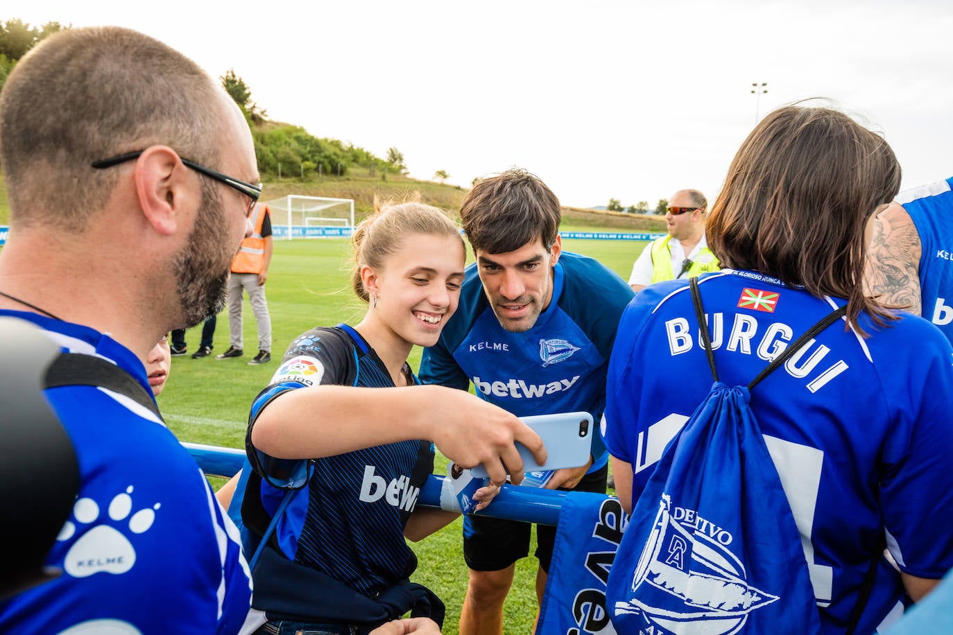 La sesión sirvió para que la hinchada conociera de primera mano a la nueva plantilla albiazul