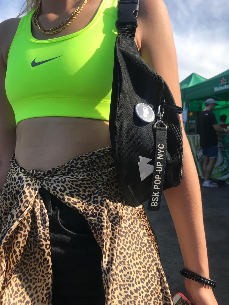 Anne Salazar, bilbaína de 22 años, lleva viniendo al BBK Live desde que apenas era una adolescente de 14. Lleva un top flúor de Nike, una falda de Zara y una camisa de leopardo de la misma firma anudada a la cintura. Completa su look con Converse negras y la propia riñonera del BBK Live. Reconoce que es una gran fan de Rosalía y que le inspira a la hora de vestirse.