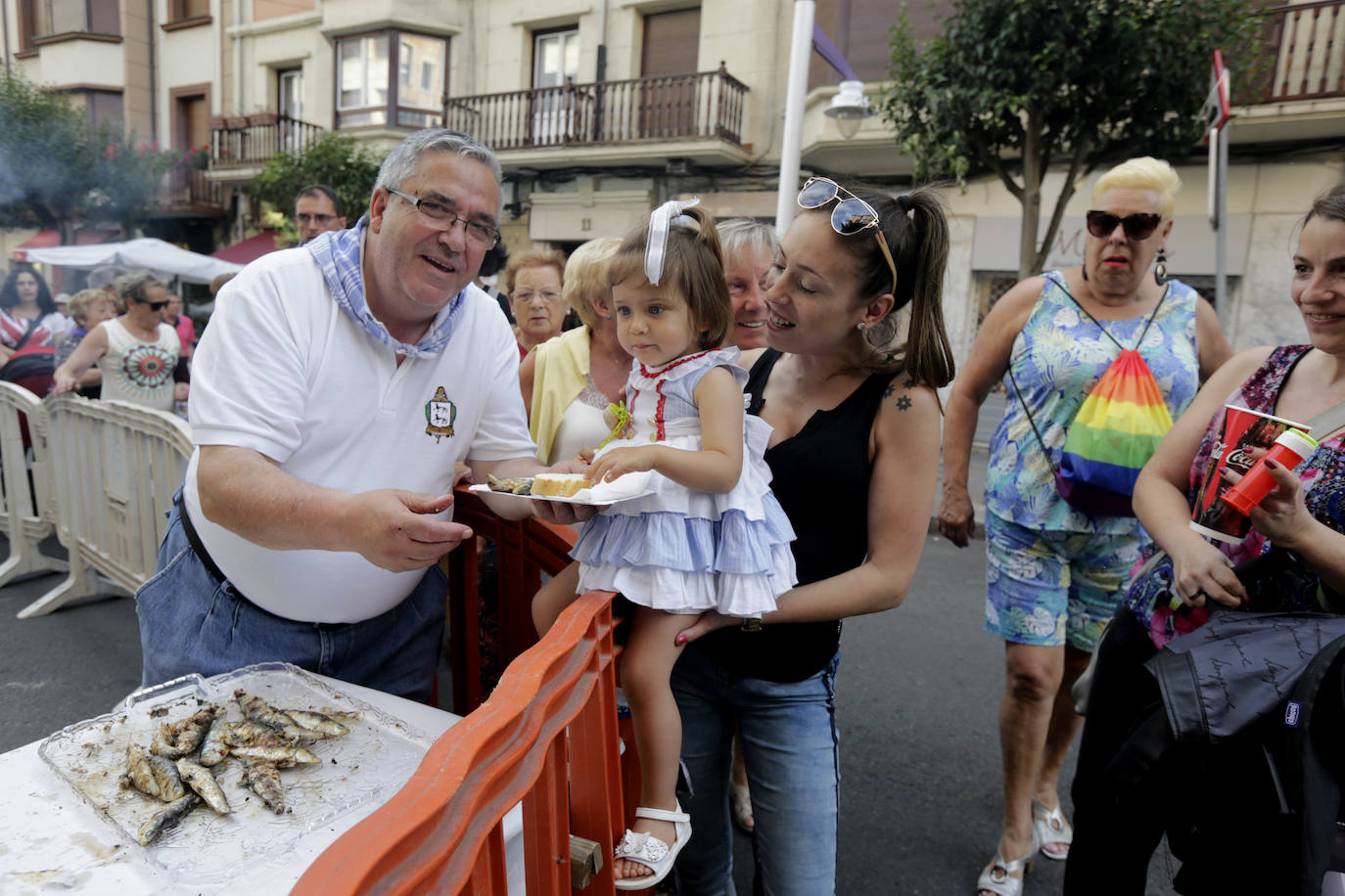 Miles de personas abarrotaron el centro del municipio donde se asó una tonelada de este preciado pescado 