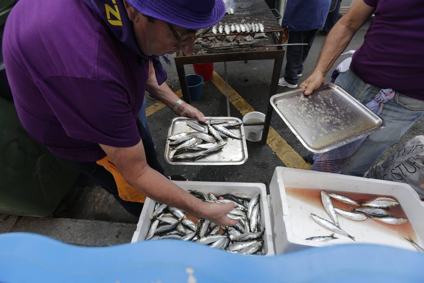 Miles de personas abarrotaron el centro del municipio donde se asó una tonelada de este preciado pescado 