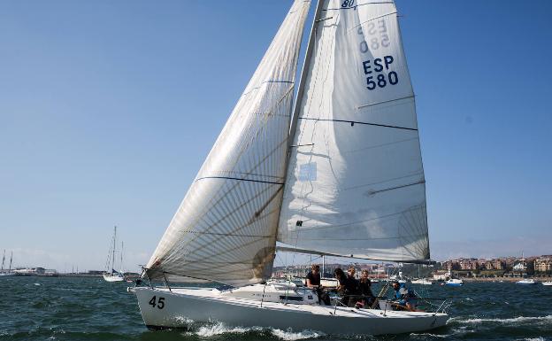 El 'Ave Fénix' surcando las aguas vizcaínas. 