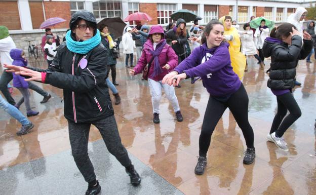 Baile contra la violencia de género organizado por el centro cívico Iparralde