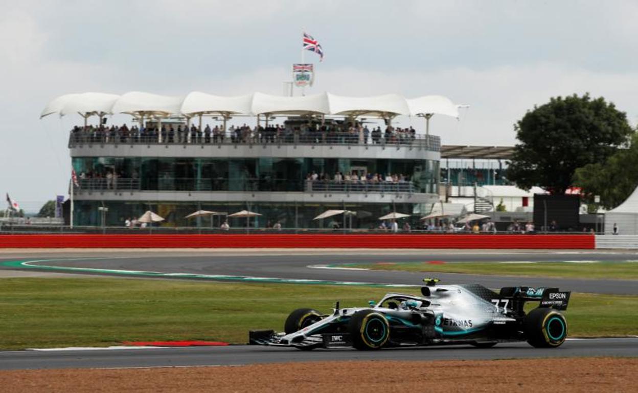 El Mercedes de Valtteri Bottas, en el circuito de Silverstone. 
