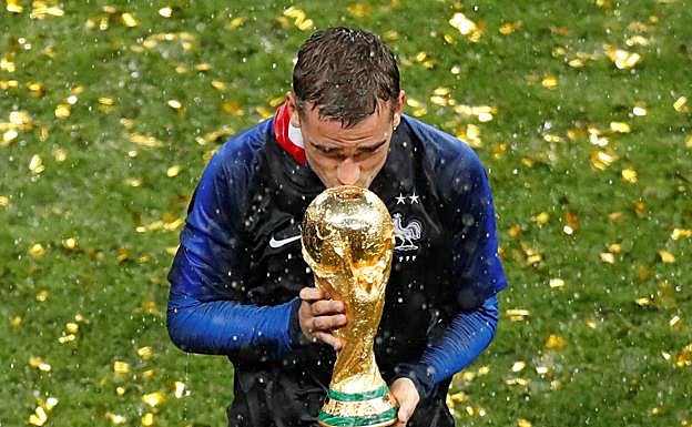 Griezmann, con el trofeo de campeón del mundo. 