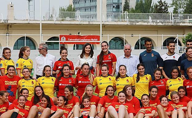 Parte del equipo nacional femenino en la reciente visita de la reina Letizia. 