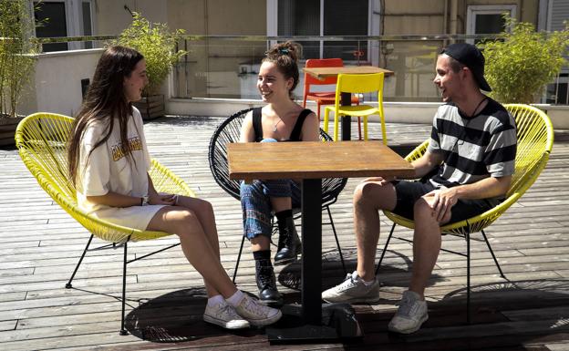 Los australianos Matilda Harris, Nicollatta Ryan y Kynan Brown, en el hostel Bcool.