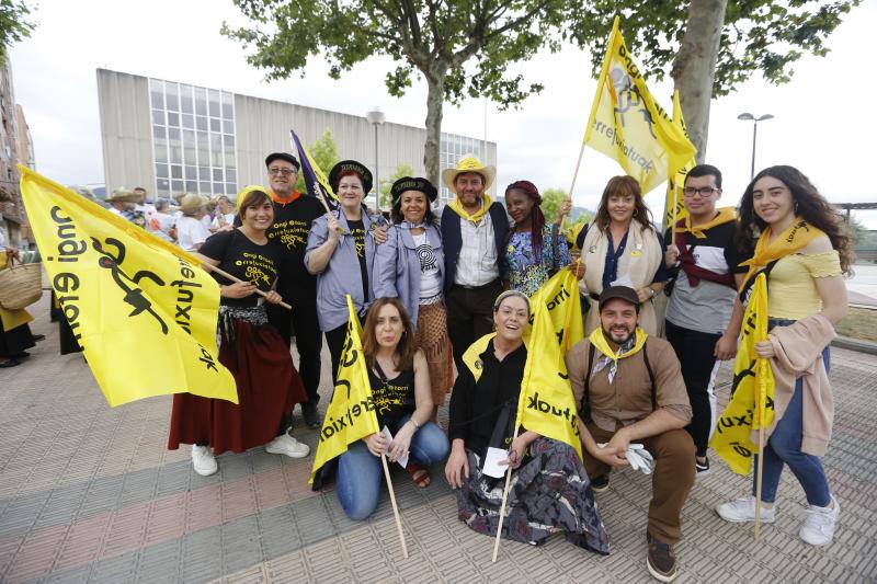 Jolín y Deabru han inaugurado los 'Cármenes' a bordo de una locomotora, que ha encabezado un desfile ambientado en el año 1.900