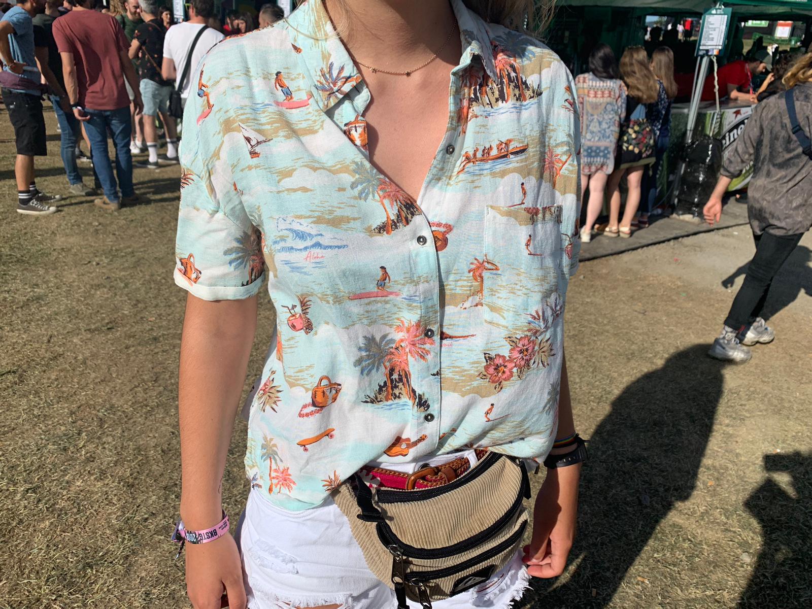 ¡LAS CAMISAS HAWAIANAS AL PODER! Nahia Líbano, bilbaína de 19 años, luce sus mejores galas con esta camisa hawaiana azul celeste. “Es el BBK Live, así que hay que venir espectacular”, expresa. Es de la firma Styling y se la compró hace tan solo tres semanas, ¡a tiempo para la cita! 