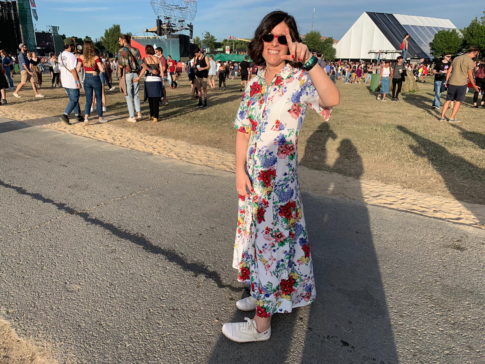 ¡ARRIBA EL ESTAMPADO FLORAL! Patricia López es de Bilbao y tiene 38 años. Siempre viene al BBK Live con sus amigos. Su vestido de flores es de Springfield. “Me lo he puesto porque es cómodo y a la vez muy veraniego, aunque me quedaría mejor si estuviera un poco morena”, cuenta entre risas. Le encanta la ropa de las firmas locales del Casco Viejo. 