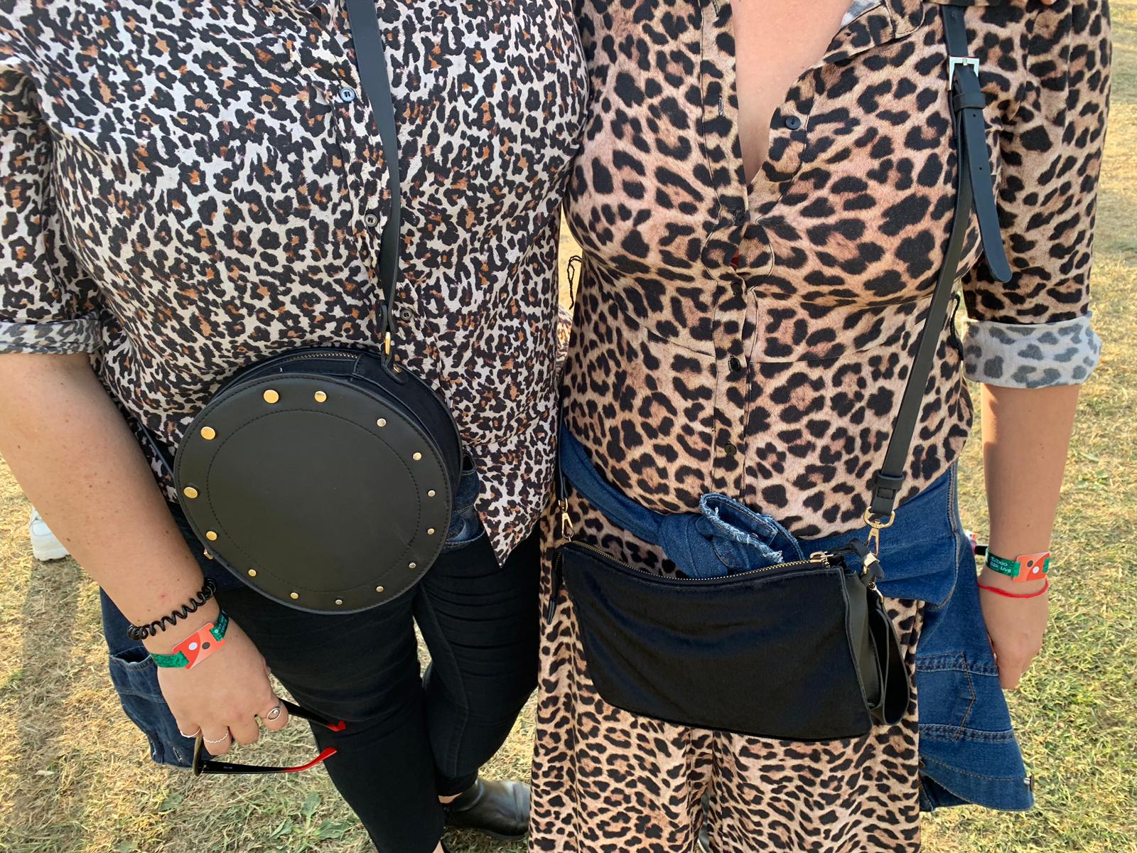 ESTAMPADO DE LEOPARDO, EL REY DEL FESTIVAL. Naiara Portuondo, de 39 años, y Ruth Guerrero, de 40, ambas de Bilbao, son compañeras de trabajo y amigas. No sabían que ponerse para la ocasión y al final han venido a conjunto con camisa de leopardo. Naiara pensó que este estampado era propio de un festival. Compartió la idea con su amiga y aquí están las dos con un mismo look felino. “¡Esto no nos lo ponemos en la ofi!”, afirman entre risas. La camisa de Naiara es de Mango y la de Ruth de Zara. 