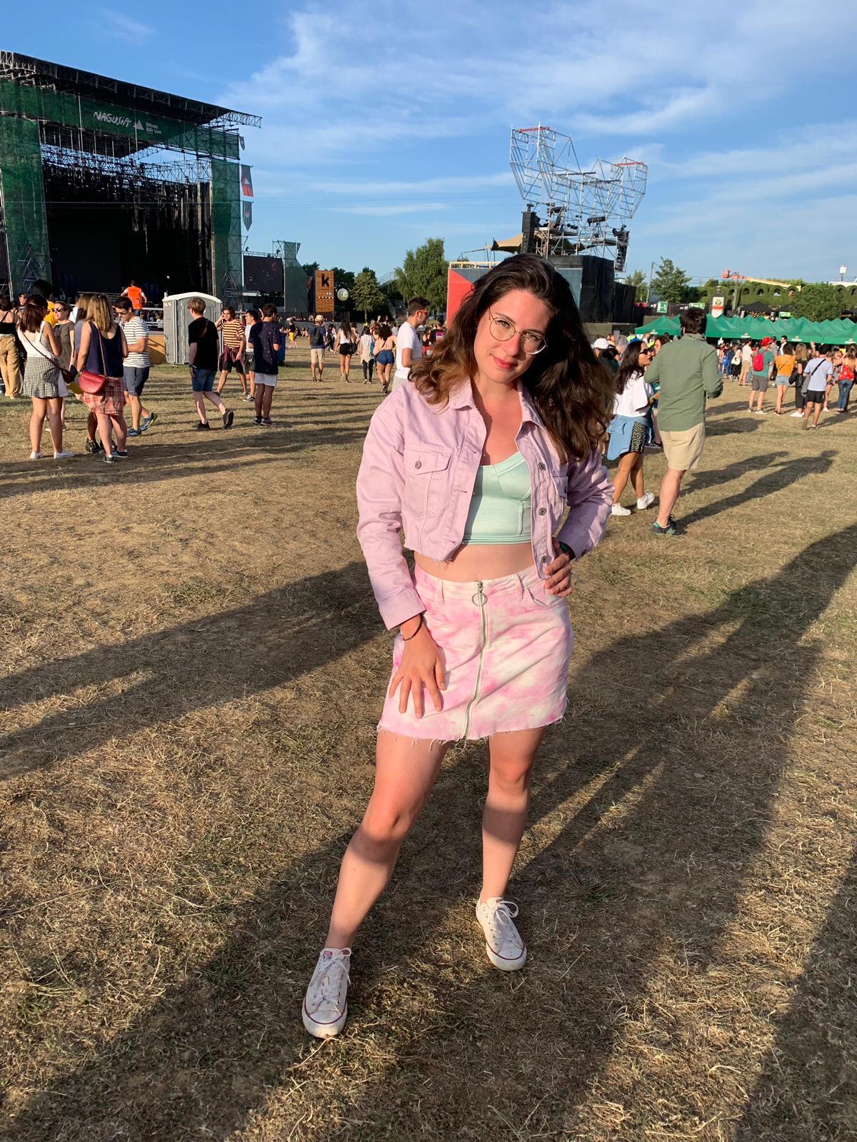 'TIE-DYE': el estampado estrella del festival. Carme Alegre es de Valencia y tiene 22 años. Ya es una incondicional del BBK Live, es la tercera vez que pisa Kobetamedi y asegura que vendrán ¡muchas más! Hoy endulza la jornada festivalera con su look en colores pastel. “No soy mucho de estampados, es más, es la primera vez que me atrevo a ponerme algo así”, afirma. Vio la minifalda en Bershka en rebajas y sin pensarlo se hizo con ella.