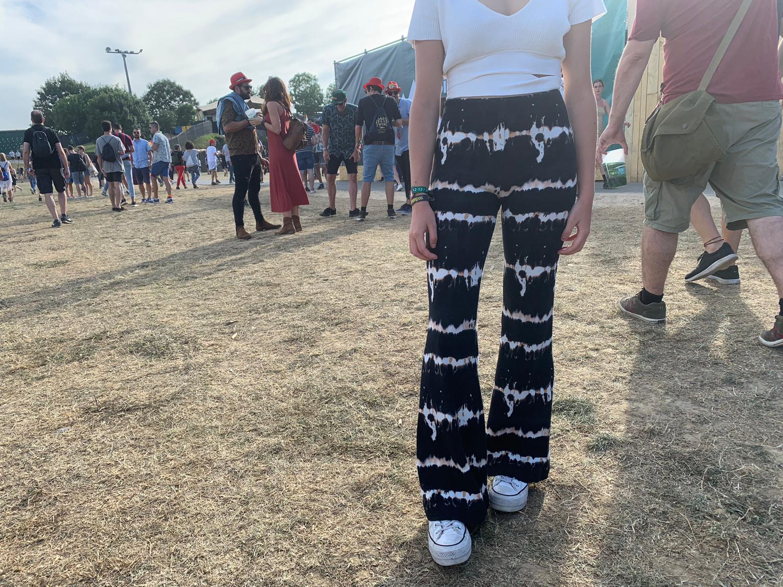 'TIE-DYE': el estampado estrella del festival. María Camacho es de Ciudad Real y tiene 18 años. Se estrena este año en el BBK Live y por eso decidió hace unos meses incluir en su look festivalero unos pantalones de tendencia, con un estampado tie-dye en un marrón oscuro. “Los vi en Bershka y enseguida me enamoré de ellos ¡son tan hippies! Su armario está lleno de prendas ‘vintage’. 