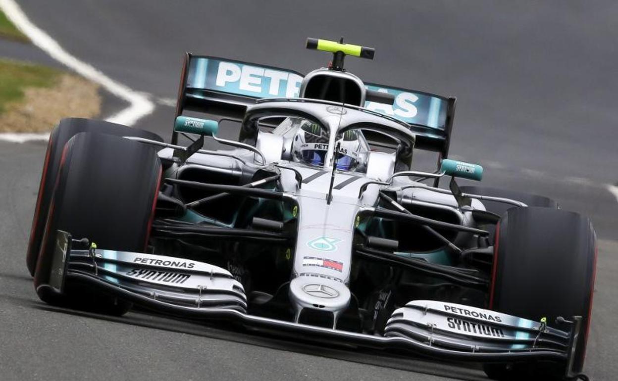 El Mercedes de Valtteri Bottas, rodando sobre el trazado de Silverstone. 