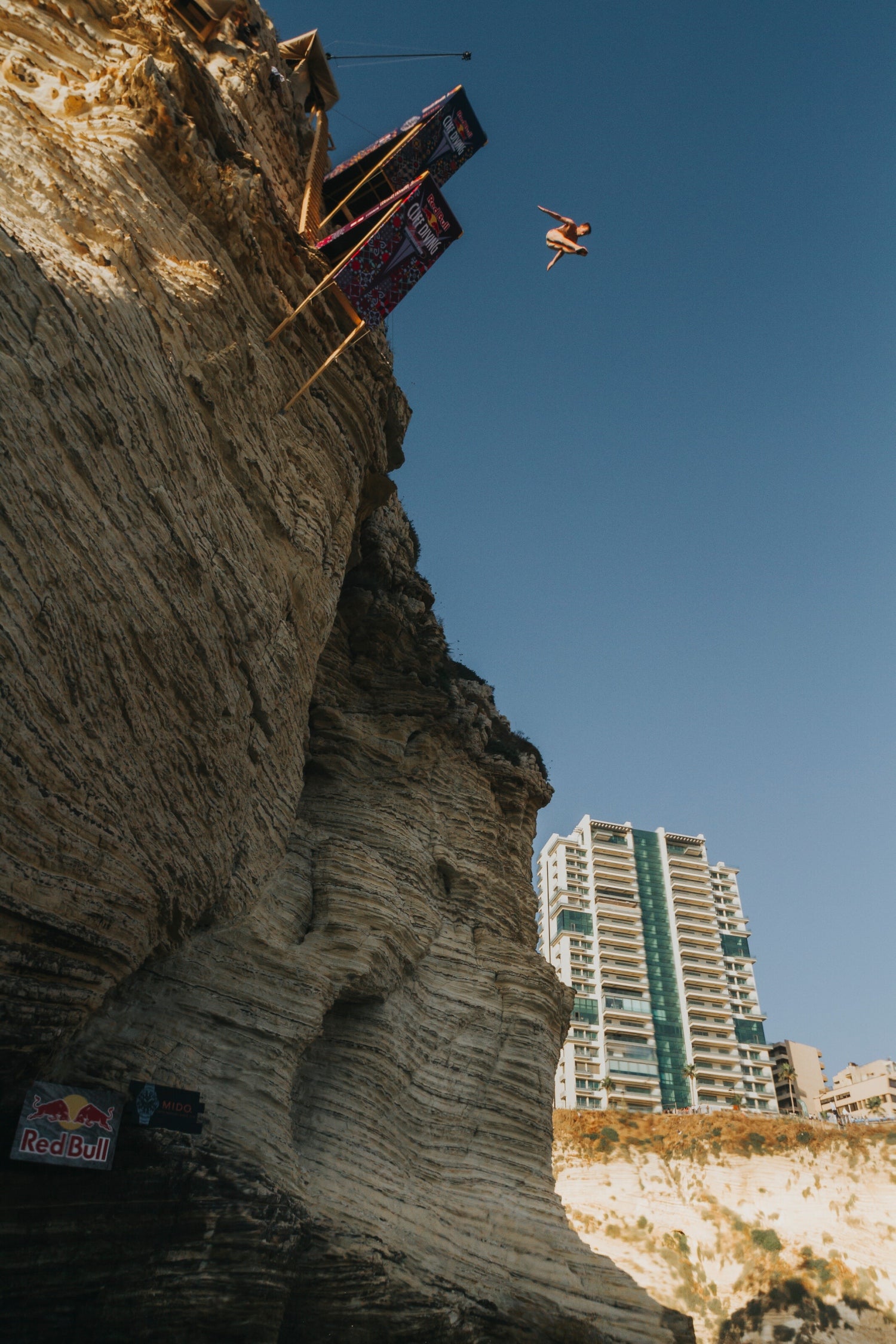 Gary Hunt, del Reino Unido, se zambulle desde la plataforma de 27 metros en Raouche durante el último día de competición de la quinta parada de la Serie Mundial de Buceo en Red Bull Cliff en Beirut