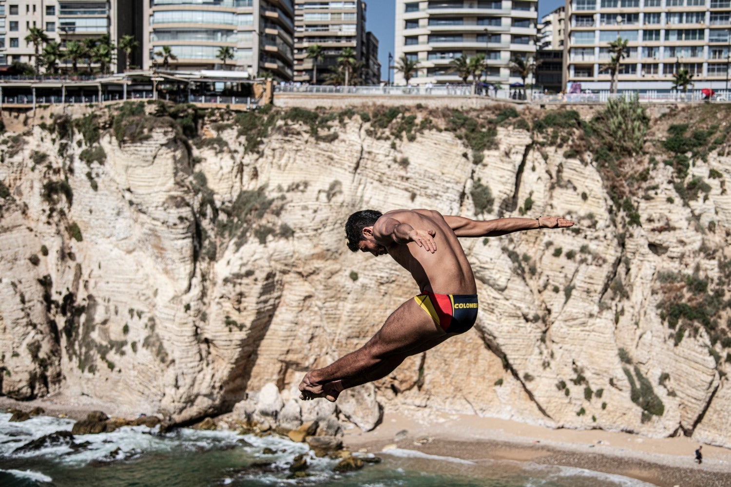 Miguel García de Colombia desde el salto de 25 metros en Raouche