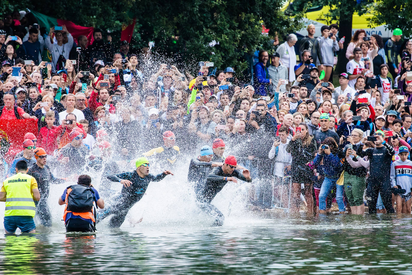 Unas 2.100 personas participan en el Iroman de Vitoria, que consta de una prueba de 3,8 kilómetros a nado en el embalse de Ullibarri, de otra de ciclismo de 180 kilómetros y de una maratón de 42,2 kilómetros.