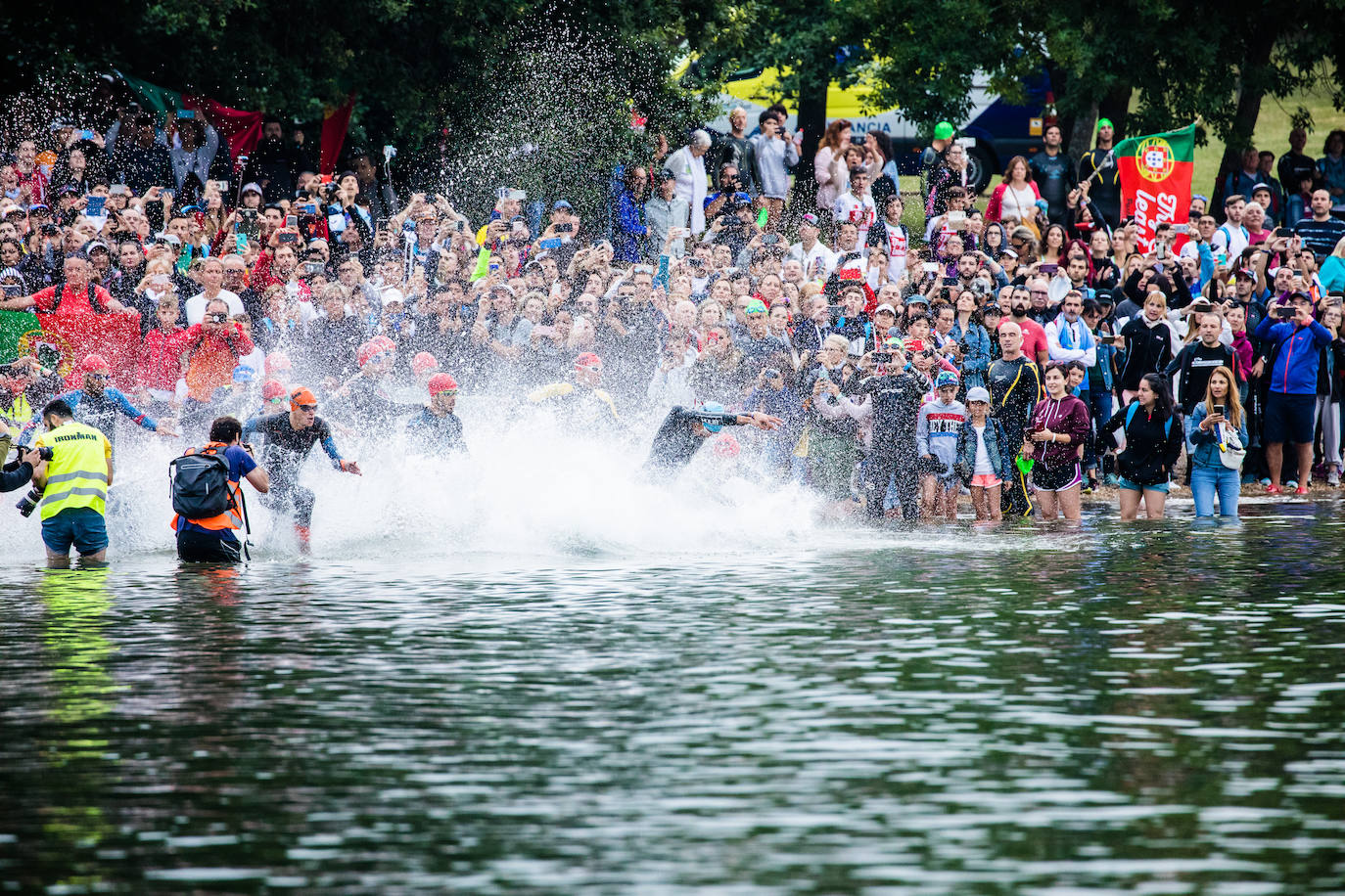 Unas 2.100 personas participan en el Iroman de Vitoria, que consta de una prueba de 3,8 kilómetros a nado en el embalse de Ullibarri, de otra de ciclismo de 180 kilómetros y de una maratón de 42,2 kilómetros.