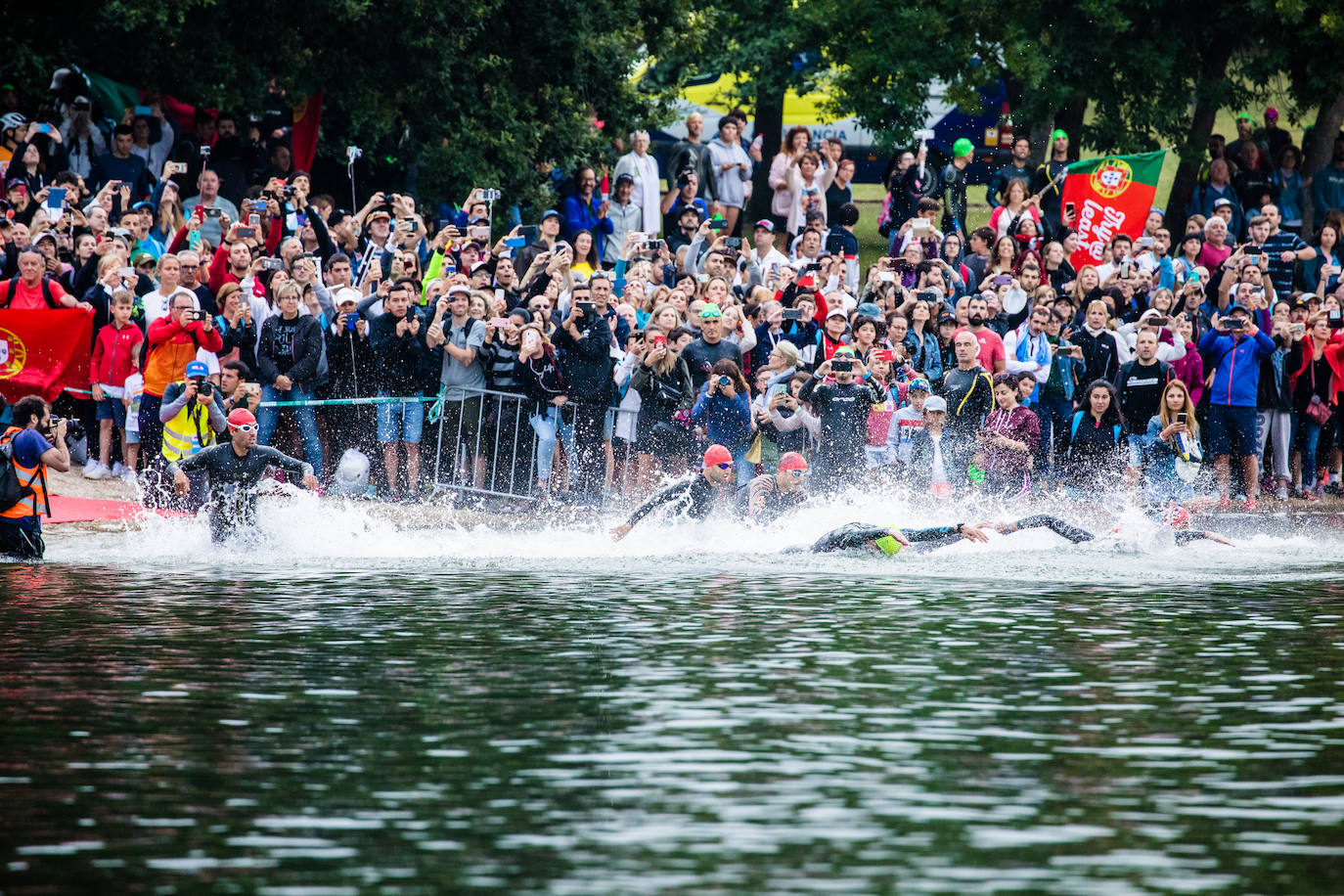 Unas 2.100 personas participan en el Iroman de Vitoria, que consta de una prueba de 3,8 kilómetros a nado en el embalse de Ullibarri, de otra de ciclismo de 180 kilómetros y de una maratón de 42,2 kilómetros.