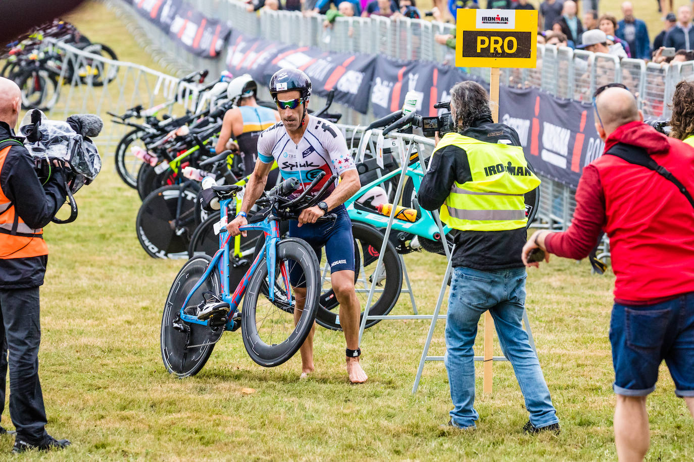 Unas 2.100 personas participan en el Iroman de Vitoria, que consta de una prueba de 3,8 kilómetros a nado en el embalse de Ullibarri, de otra de ciclismo de 180 kilómetros y de una maratón de 42,2 kilómetros.