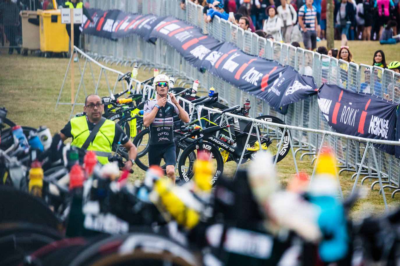 Unas 2.100 personas participan en el Iroman de Vitoria, que consta de una prueba de 3,8 kilómetros a nado en el embalse de Ullibarri, de otra de ciclismo de 180 kilómetros y de una maratón de 42,2 kilómetros.