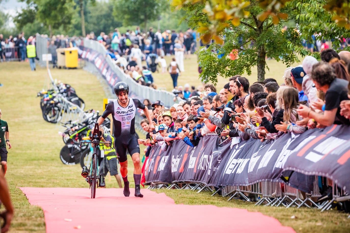 Unas 2.100 personas participan en el Iroman de Vitoria, que consta de una prueba de 3,8 kilómetros a nado en el embalse de Ullibarri, de otra de ciclismo de 180 kilómetros y de una maratón de 42,2 kilómetros.