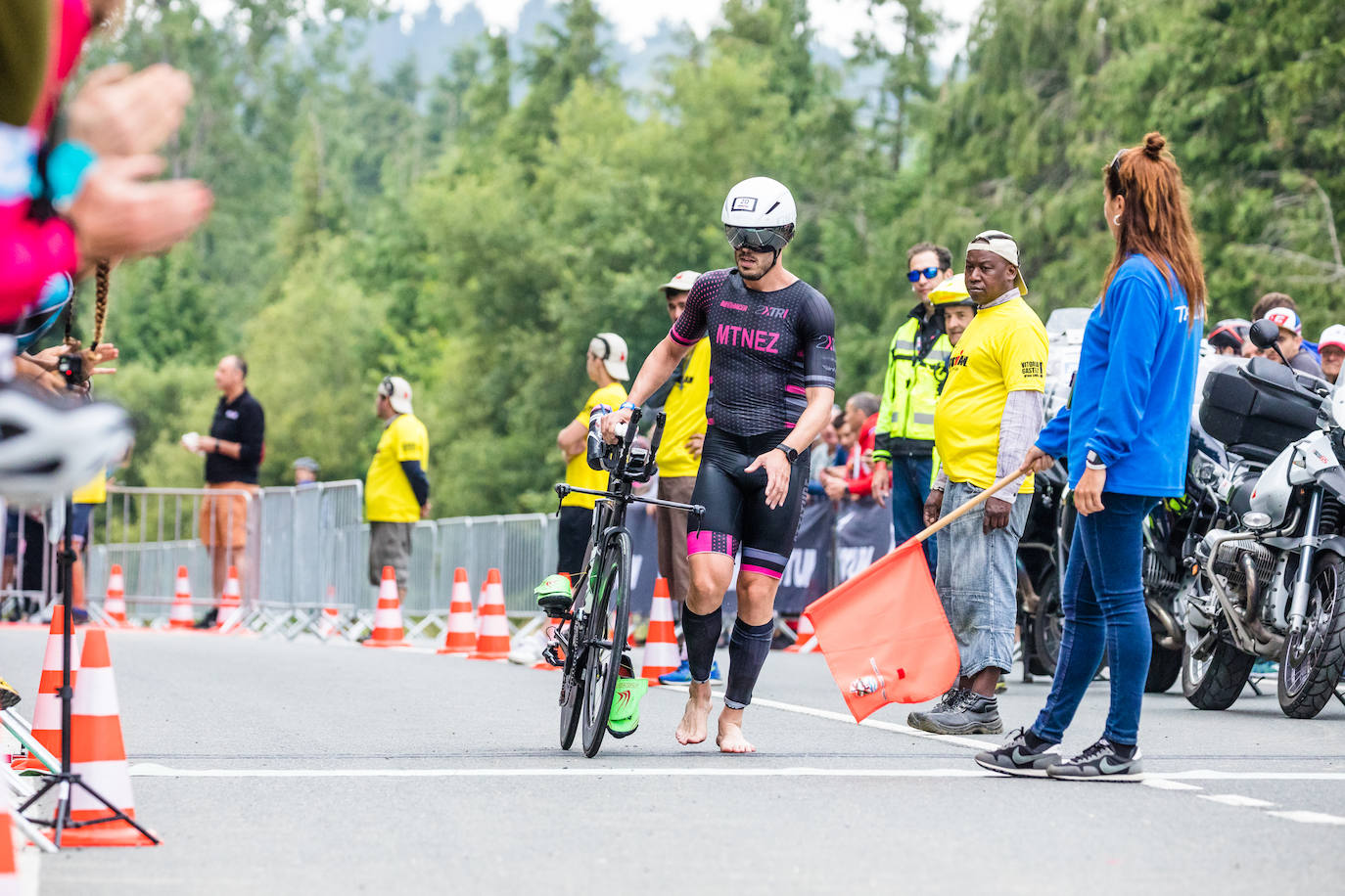 Unas 2.100 personas participan en el Iroman de Vitoria, que consta de una prueba de 3,8 kilómetros a nado en el embalse de Ullibarri, de otra de ciclismo de 180 kilómetros y de una maratón de 42,2 kilómetros.