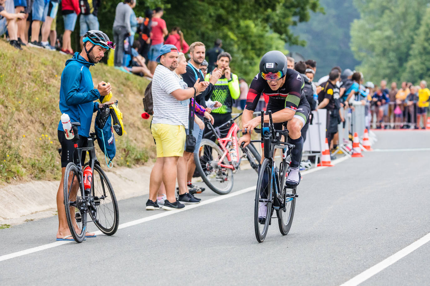 Unas 2.100 personas participan en el Iroman de Vitoria, que consta de una prueba de 3,8 kilómetros a nado en el embalse de Ullibarri, de otra de ciclismo de 180 kilómetros y de una maratón de 42,2 kilómetros.