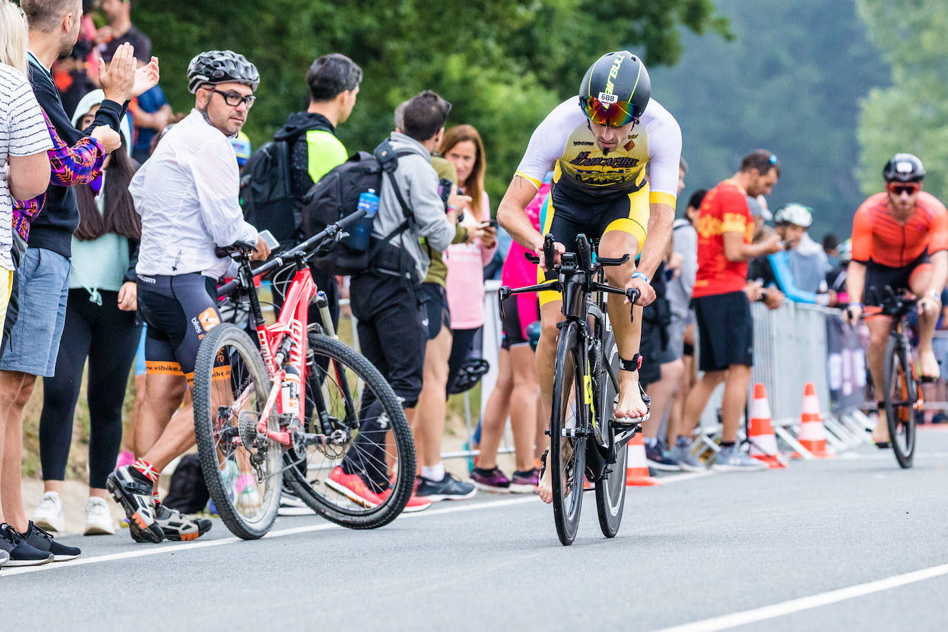 Unas 2.100 personas participan en el Iroman de Vitoria, que consta de una prueba de 3,8 kilómetros a nado en el embalse de Ullibarri, de otra de ciclismo de 180 kilómetros y de una maratón de 42,2 kilómetros.